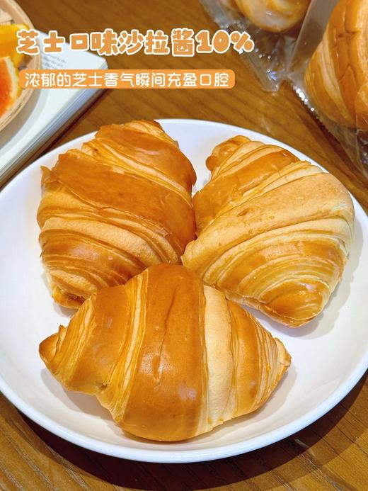 梦仲瑶新品法式牛角可颂面包，鸡肉松➕芝士口味沙拉酱，层次蓬松，三重口感💗 配料表干净，手提式礼盒，美味和健康同时加持 商品图1