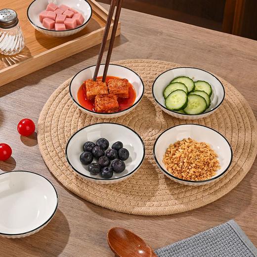 超值秒杀👉9.9💰抢4只【4英寸黑边竖纹陶瓷调味碟】，日式极简风，一秒提升餐桌格调的神器，为家用餐桌增添别样风情 ✅匠心设计， 手工描边黑釉+立体竖纹肌理，光影下质感高级不输千元餐具！ 商品图11