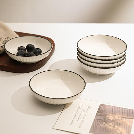 超值秒杀👉9.9💰抢4只【4英寸黑边竖纹陶瓷调味碟】，日式极简风，一秒提升餐桌格调的神器，为家用餐桌增添别样风情 ✅匠心设计， 手工描边黑釉+立体竖纹肌理，光影下质感高级不输千元餐具！ 商品图0