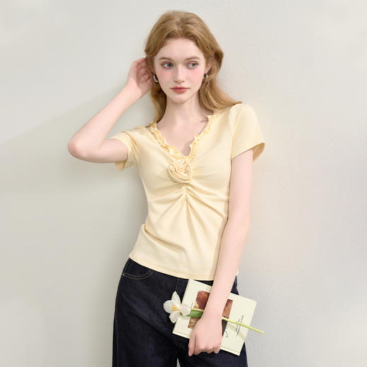 西遇褶皱短袖T恤女夏季新款立体花朵修身正肩v领短款上衣K0051072 商品图2