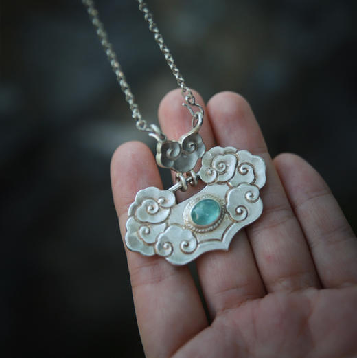 錾刻祥云纹如意锁999足银吊坠  苗族非遗手工银饰 银手饰饰品 商品图9