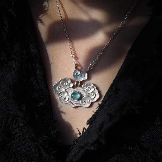 錾刻祥云纹如意锁999足银吊坠  苗族非遗手工银饰 银手饰饰品 商品图11