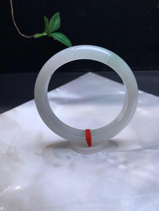 620521，57.7 清新种水手镯，很清新秀气，润润的，底子均匀干净 商品图1