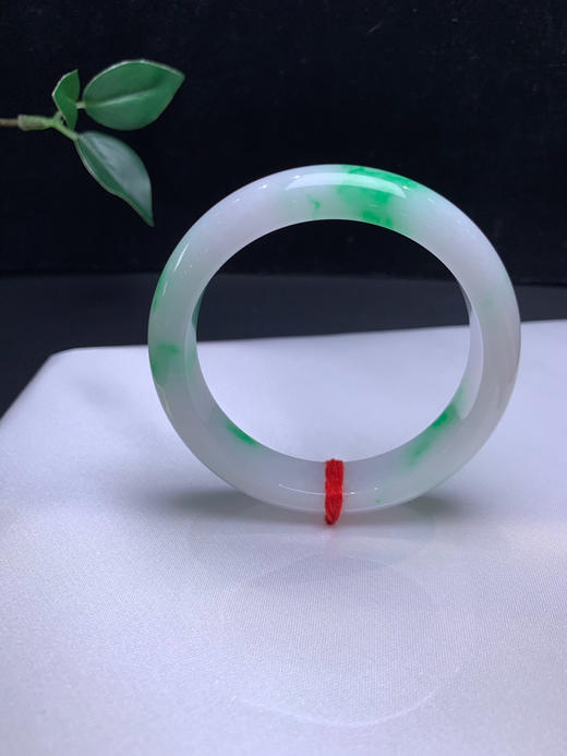 620525，54.5飘阳绿正圈，清新白底，飘阳绿色， 底妆细腻干净 商品图1