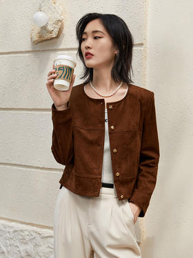 复古腔调拉满！棕色麂皮圆领短外套，打造优雅精致感