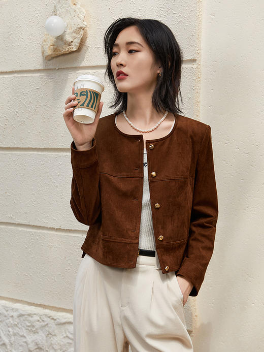 复古腔调拉满！棕色麂皮圆领短外套，打造优雅精致感 商品图0