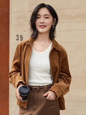 秋日氛围感必备！焦糖色灯芯绒外套，演绎复古慵懒风