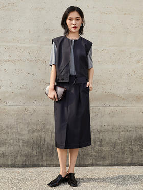 气质进阶！这款暗黑系马甲半身裙套装，诠释职场休闲新风尚
