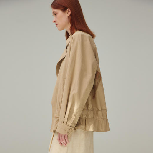 谜底风衣女2025秋季新品复古挺阔后背印花弹力下摆外套253ME1098 商品图1