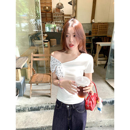 <曾小咸推荐>韩系波点拼接斜肩修身短袖T恤 商品图0