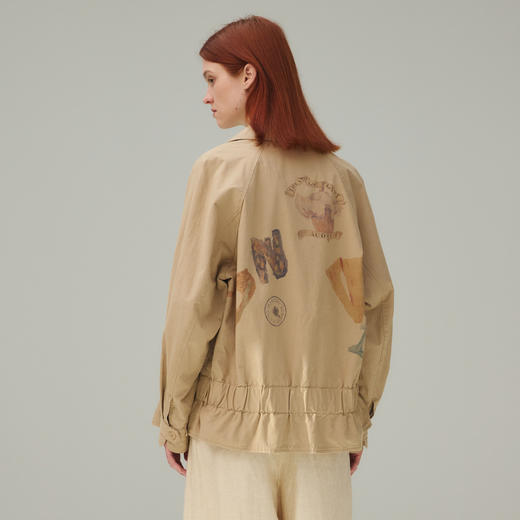 谜底风衣女2025秋季新品复古挺阔后背印花弹力下摆外套253ME1098 商品图2