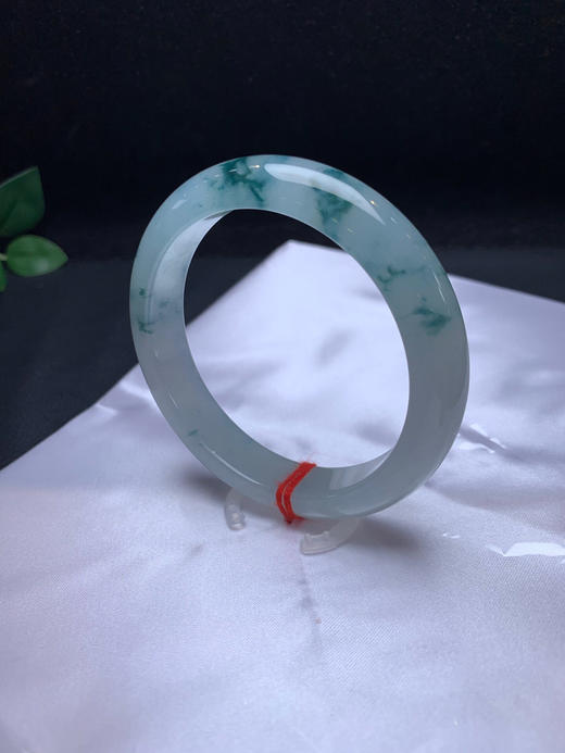 620530，56.7冰底飘花手镯，冰底，一半清新白底，一般清新蓝花，花色灵动，整体清爽秀气 商品图3