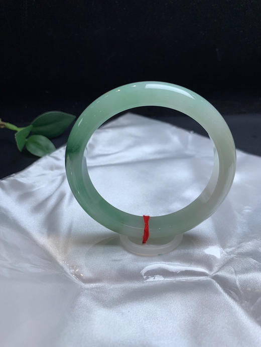 620523，57.5绿底手镯 ，清新细条正圈、 一截带绿底，底妆很细腻，秀气 商品图3