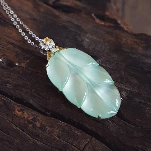 【天然正品】A货翡翠AU750收藏级白金镶钻镶天然细腻冰种金枝玉叶翡翠吊坠项链35.6*16.4*7.6MM（皆取最大值）女士现售价：10800！220325AH11 商品图2