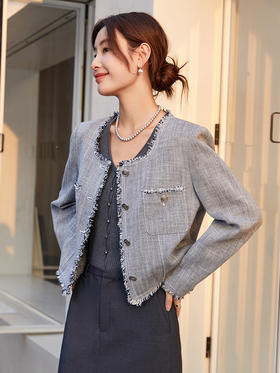 气质拿捏！浅灰色小香风毛边短外套，演绎都市精致风尚
