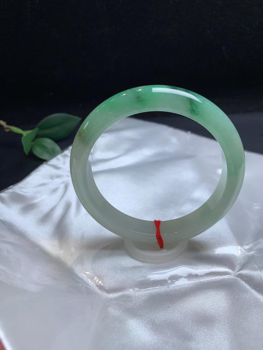 620523，57.5绿底手镯 ，清新细条正圈、 一截带绿底，底妆很细腻，秀气 商品图0