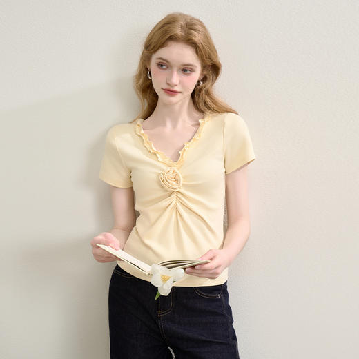 西遇褶皱短袖T恤女夏季新款立体花朵修身正肩v领短款上衣K0051072 商品图4