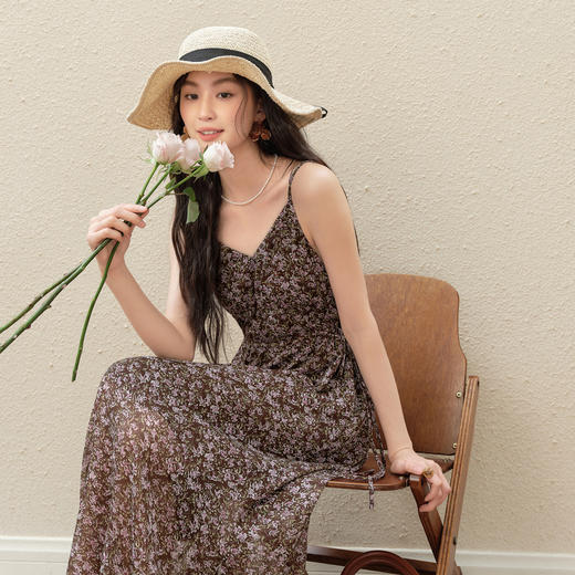 【严选】诗凡黎气质碎花吊带连衣裙2025秋新款高腰显瘦修身优雅V领薄长裙7G7390751 商品图0