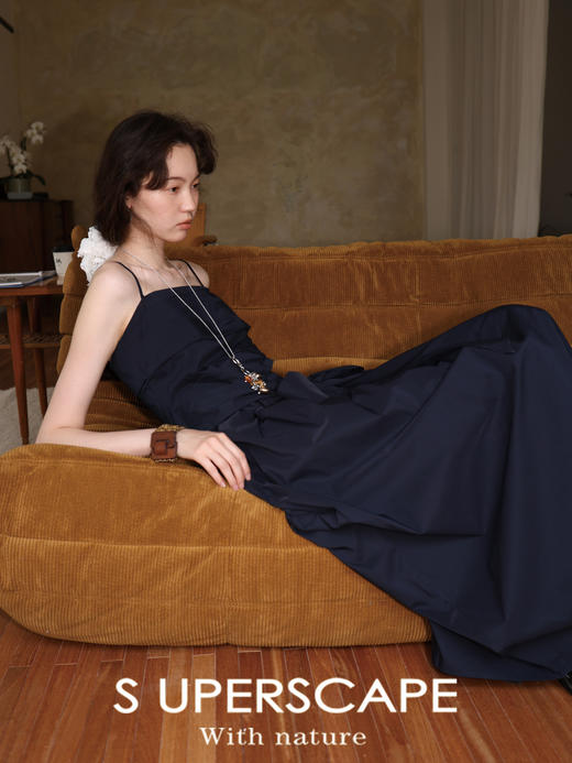 【6折不退换 买六免一】素舶 高支高密棉感不对称褶皱收腰花苞吊带连衣裙 商品图4