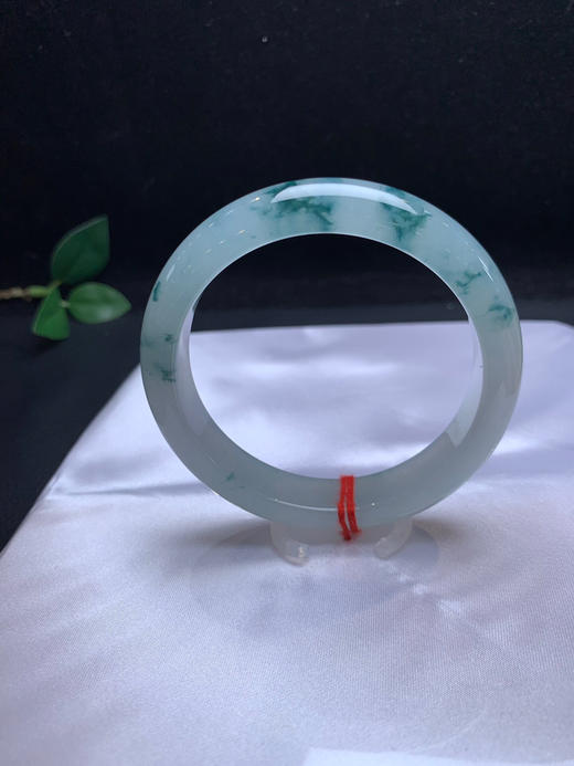 620530，56.7冰底飘花手镯，冰底，一半清新白底，一般清新蓝花，花色灵动，整体清爽秀气 商品图1