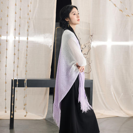 三彩2025新款【国风系列】外搭渐变薰衣草紫针织披肩流苏时尚出游 商品图2