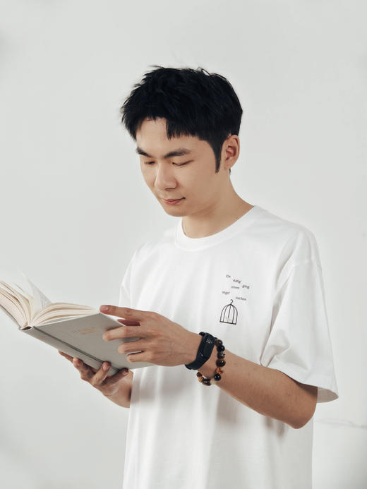 【早鸟价】卡夫卡文学T恤 可选 自由之翼/人海孤岛 落肩宽松款  文创 T恤 短袖  广西师范大学出版社 商品图12