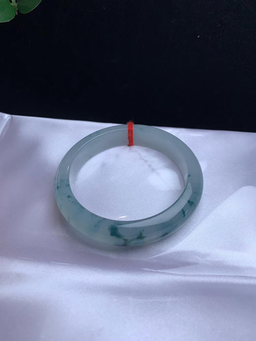 620530，56.7冰底飘花手镯，冰底，一半清新白底，一般清新蓝花，花色灵动，整体清爽秀气 商品图4