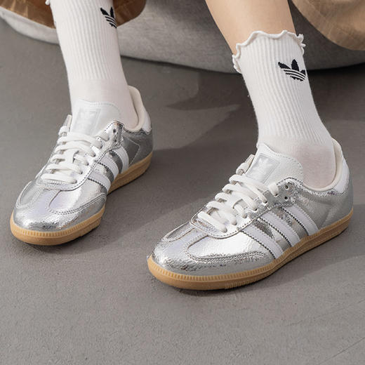 阿迪三叶草 SAMBA OG W女款金属银色休闲鞋 商品图4