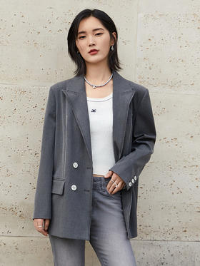 高级感拉满！这款灰色西装轻松打造干练时髦造型