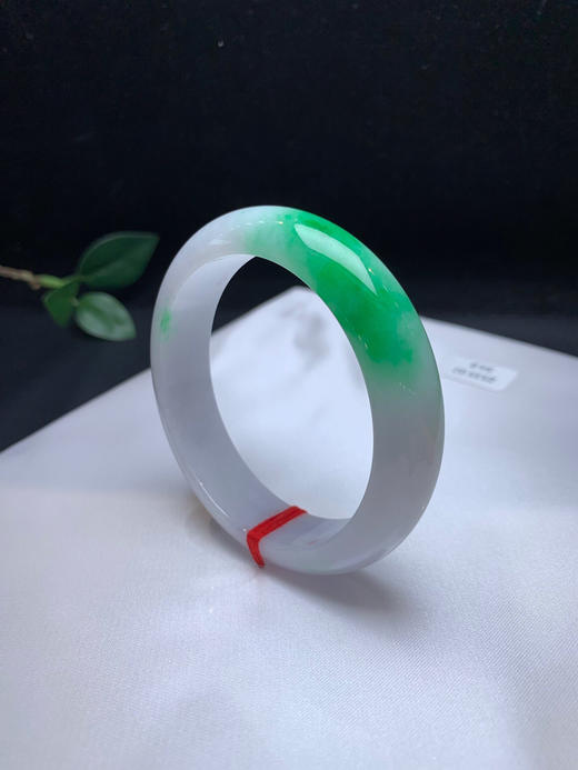 620524，54.5飘阳绿手镯，一截色聚，清新阳绿，干净清爽 商品图1