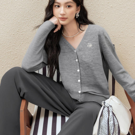 【严选】诗凡黎经典薄款V领针织开衫2025秋新款软糯舒适显瘦通勤长袖外搭7G7230951 商品图4
