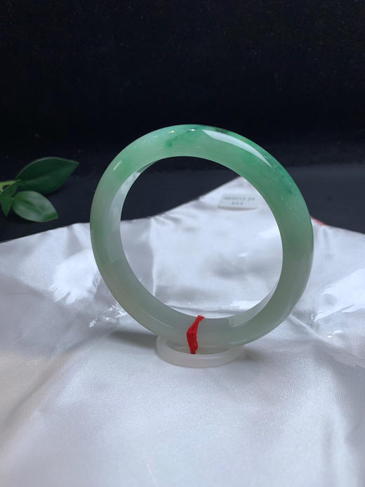 620523，57.5绿底手镯 ，清新细条正圈、 一截带绿底，底妆很细腻，秀气 商品图2