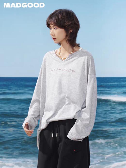 马得工地/MDGDCX252391/小V领卷边SLOGAN长袖 商品图2