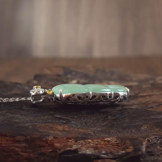 【天然正品】A货翡翠AU750收藏级白金镶钻镶天然细腻冰种金枝玉叶翡翠吊坠项链35.6*16.4*7.6MM（皆取最大值）女士现售价：10800！220325AH11 商品图6