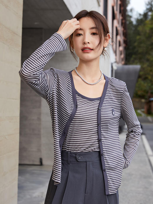 条纹真两件针织开衫女 春秋季薄款 V 领长袖上衣 宽松显瘦防晒外套 商品图0