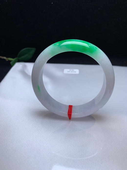 620524，54.5飘阳绿手镯，一截色聚，清新阳绿，干净清爽 商品图0