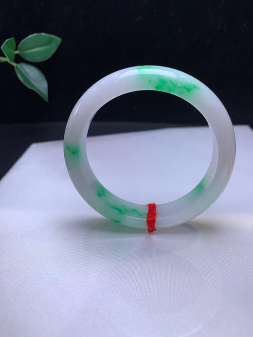 620525，54.5飘阳绿正圈，清新白底，飘阳绿色， 底妆细腻干净 商品图0