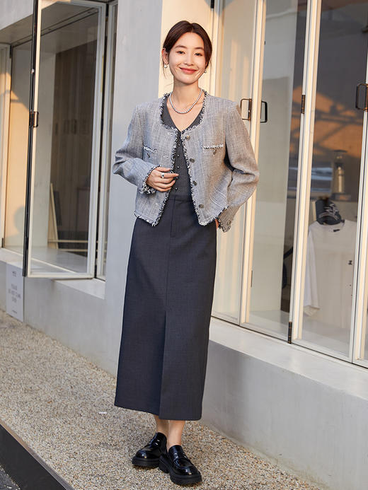 气质拿捏！浅灰色小香风毛边短外套，演绎都市精致风尚 商品图1