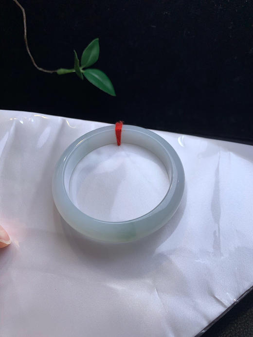 620521，57.7 清新种水手镯，很清新秀气，润润的，底子均匀干净 商品图4