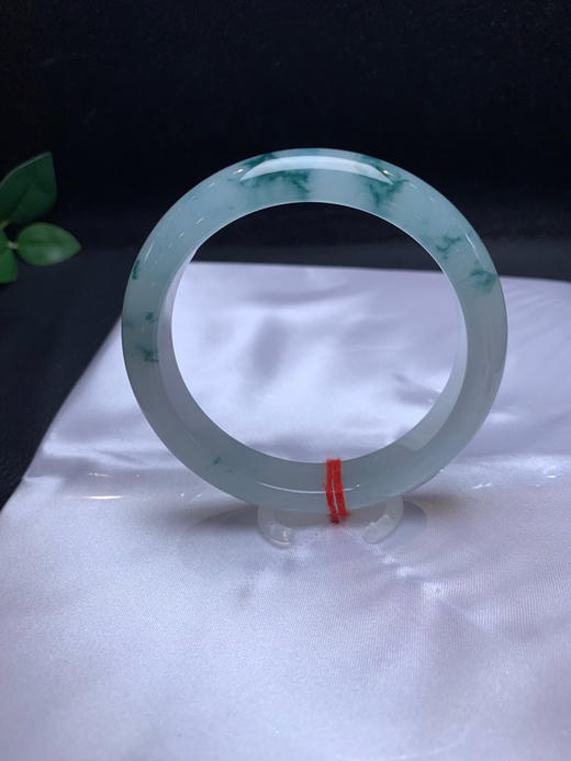 620530，56.7冰底飘花手镯，冰底，一半清新白底，一般清新蓝花，花色灵动，整体清爽秀气 商品图0