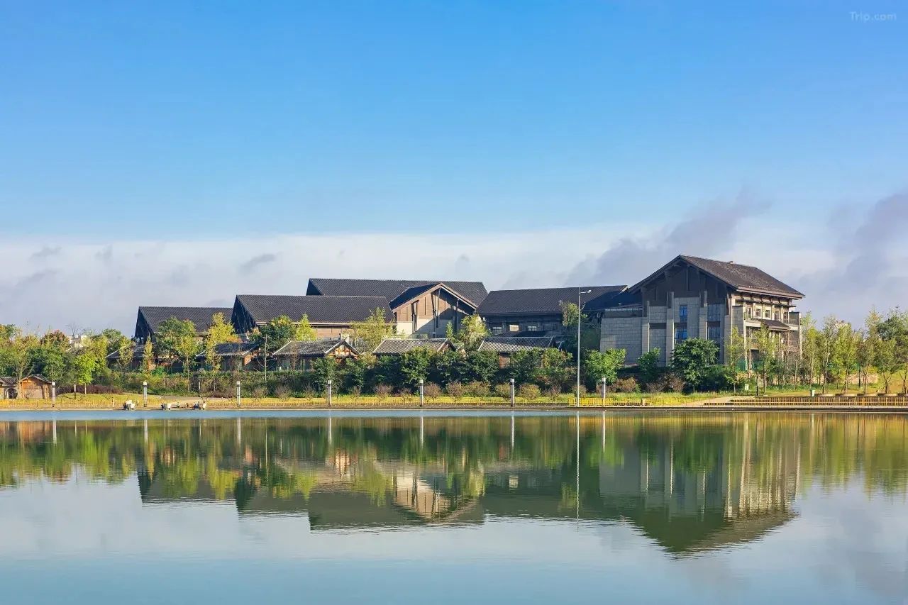 【贵州兴义明镜国际基地】