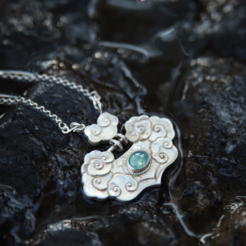 錾刻祥云纹如意锁999足银吊坠  苗族非遗手工银饰 银手饰饰品