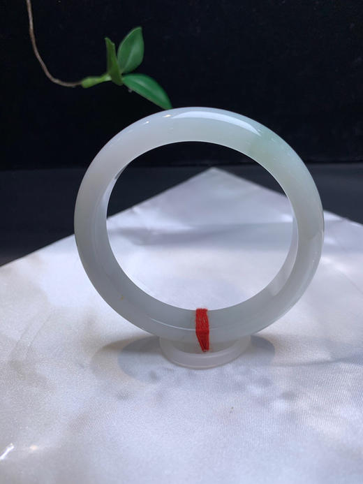 620521，57.7 清新种水手镯，很清新秀气，润润的，底子均匀干净 商品图0