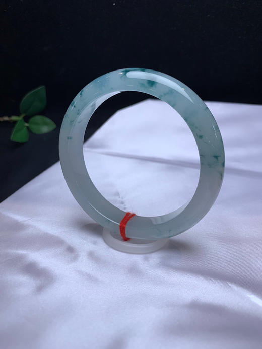 620530，56.7冰底飘花手镯，冰底，一半清新白底，一般清新蓝花，花色灵动，整体清爽秀气 商品图2