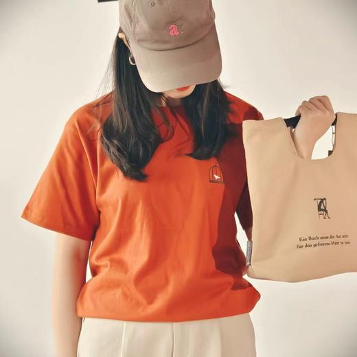 【早鸟价】卡夫卡文学T恤 可选 自由之翼/人海孤岛 落肩宽松款  文创 T恤 短袖  广西师范大学出版社 商品图2