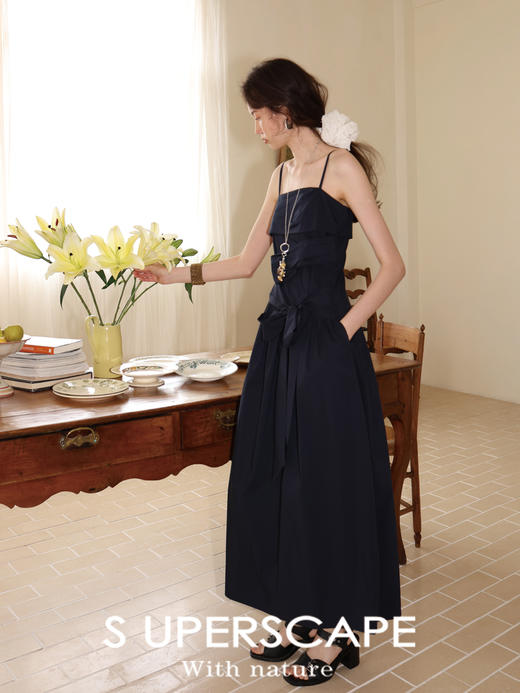 【6折不退换 买六免一】素舶 高支高密棉感不对称褶皱收腰花苞吊带连衣裙 商品图1