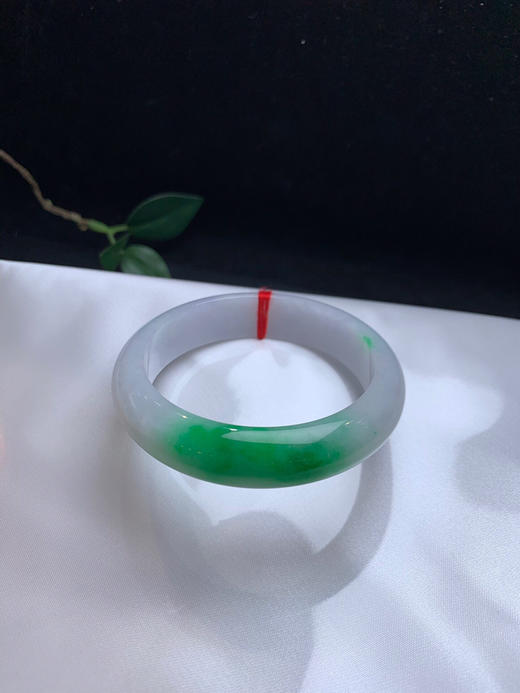 620524，54.5飘阳绿手镯，一截色聚，清新阳绿，干净清爽 商品图4