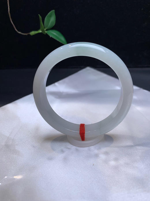 620521，57.7 清新种水手镯，很清新秀气，润润的，底子均匀干净 商品图3