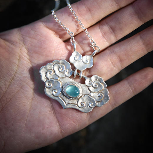 錾刻祥云纹如意锁999足银吊坠  苗族非遗手工银饰 银手饰饰品 商品图3