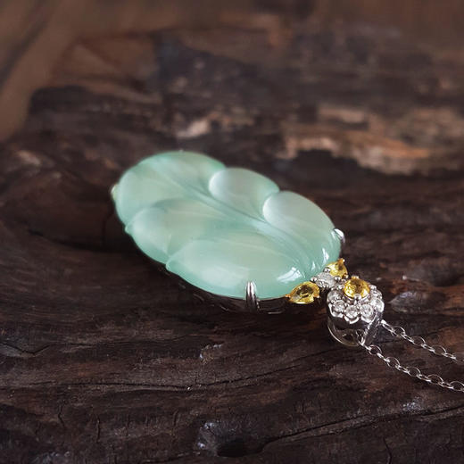 【天然正品】A货翡翠AU750收藏级白金镶钻镶天然细腻冰种金枝玉叶翡翠吊坠项链35.6*16.4*7.6MM（皆取最大值）女士现售价：10800！220325AH11 商品图5